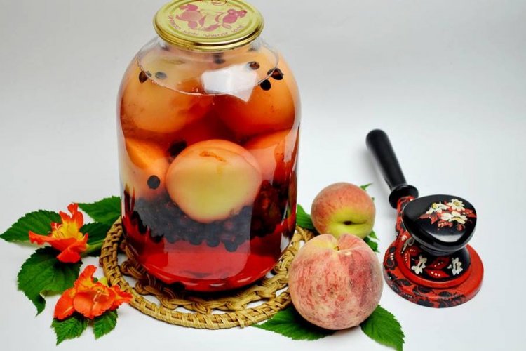 Компот из персиков и черной смородины на зиму