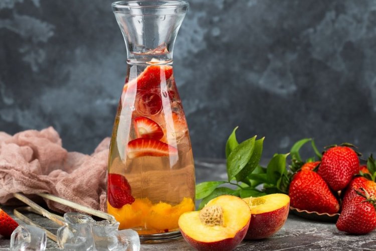 Компот из персиков и клубники