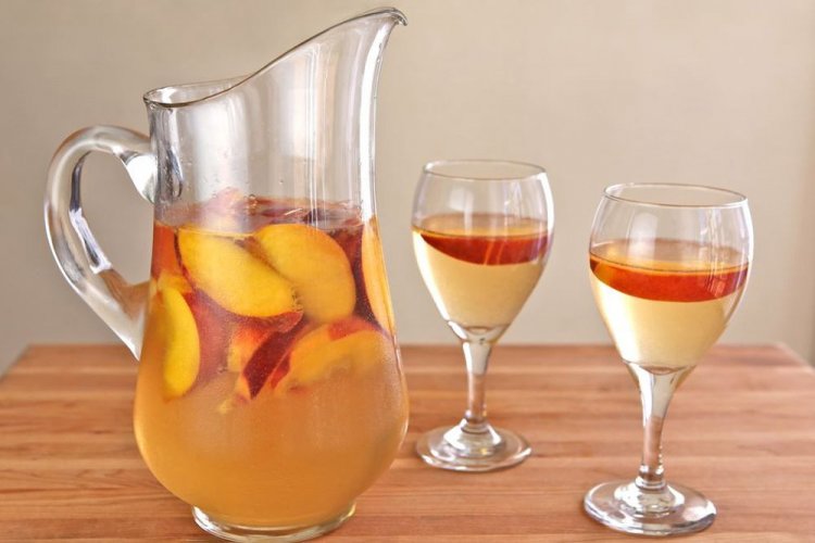 Компот из персиков с корицей