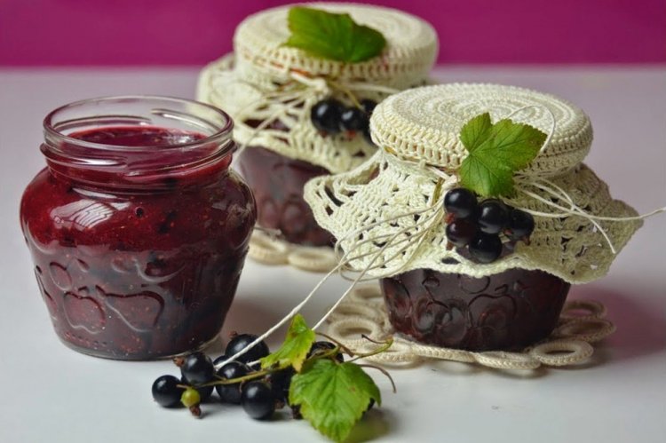 Однородное варенье из черной смородины без варки