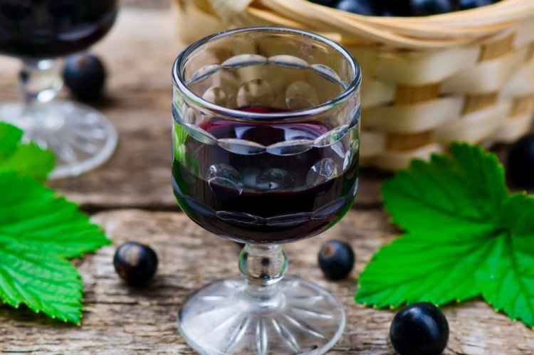 Ликер из черной смородины с листьями