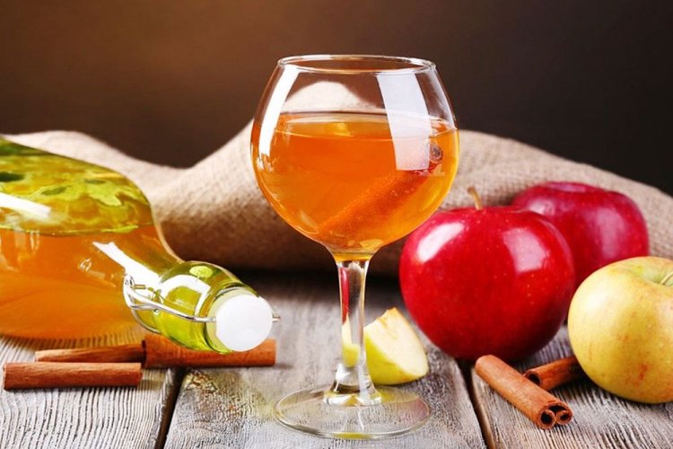 Наливка из абрикосов и яблок с корицей