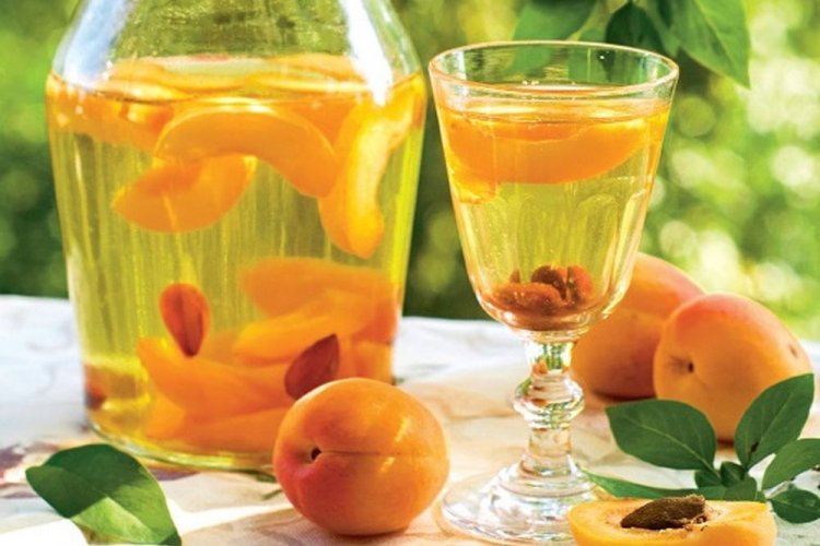 Наливка из абрикосов с ядрышками