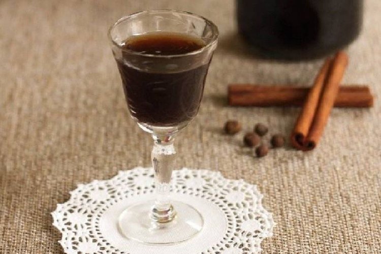 Сливовая наливка со специями и бренди