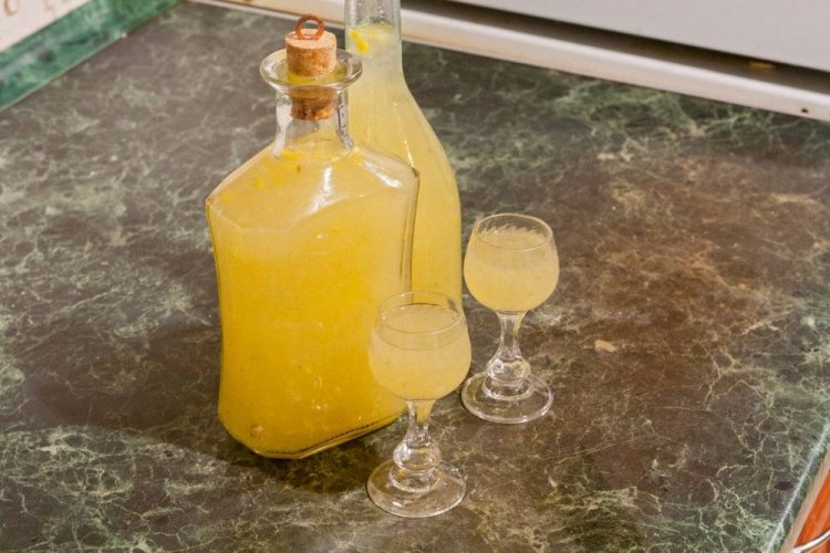 Наливка из желтой сливы с лимоном