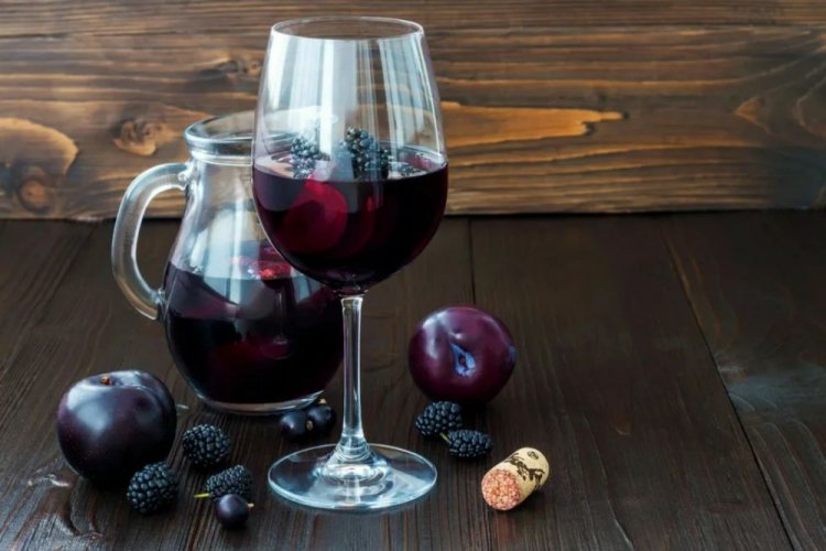 Наливка из сливы с соком черной смородины и шелковицы