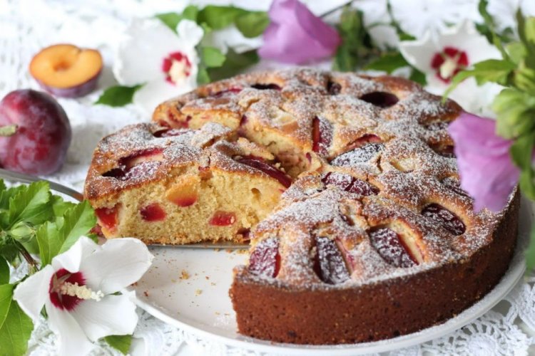 Пирог со сливами на сметане