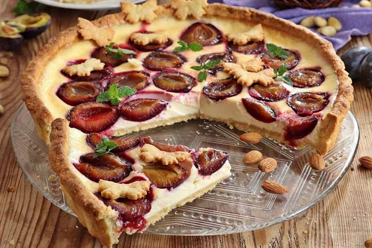 Сливовый пирог с начинкой из маскарпоне и йогурта