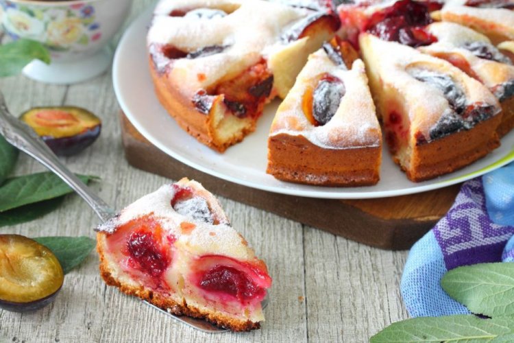 Воздушный пирог со сливами на яйцах и сливках