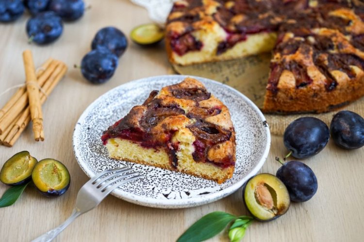 Медовый пирог со сливами