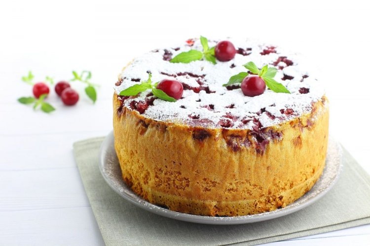 Шарлотка с вишней – классический рецепт