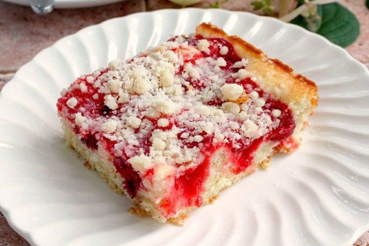 Шарлотка с вишней на сыворотке со штрейзельной крошкой