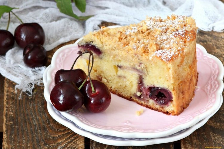 Шарлотка с вишней и яблоками