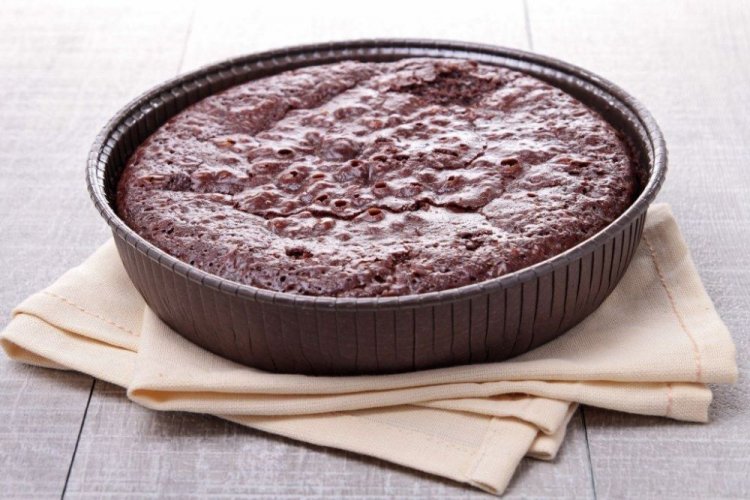 Шоколадная шарлотка с вишней