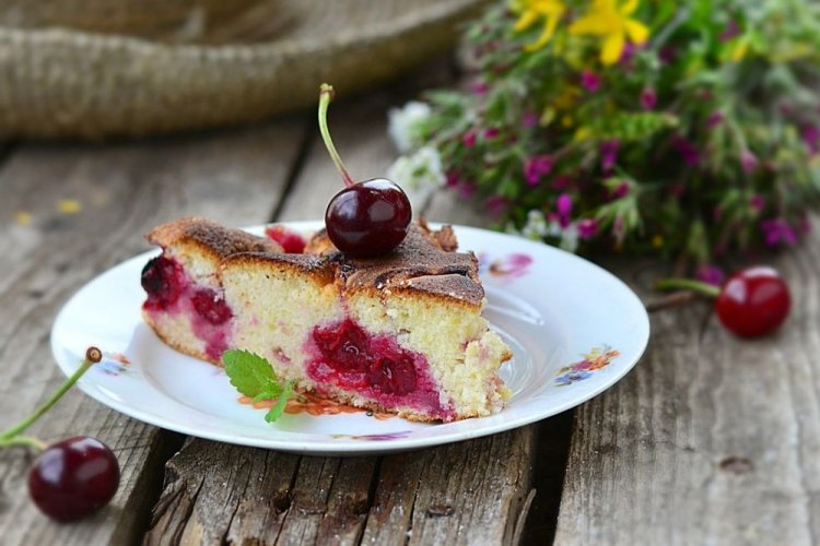 Шарлотка с вишней на простокваше