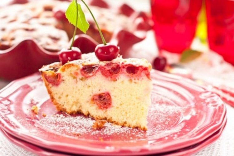 Ванильная шарлотка с вишней