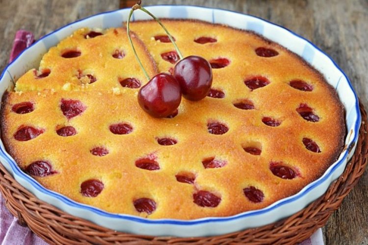 Шарлотка с медом и вишней