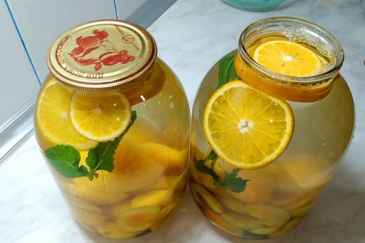 Компот из абрикосов и апельсина с мятой