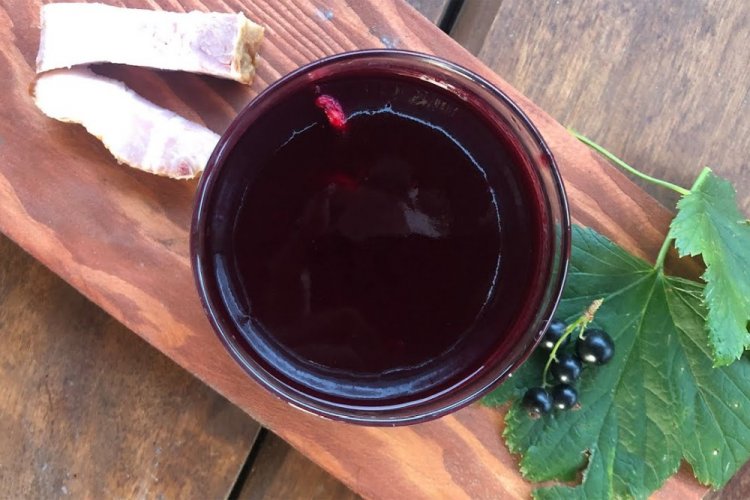 Соус к мясу из черной смородины с чили и специями