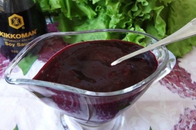 Соус к мясу из помидоров и черной смородины