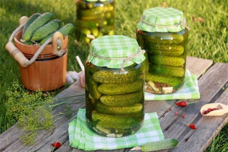Пикантные огурцы с листьями хрена и острым перцем