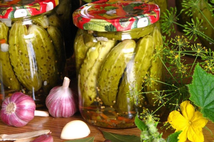 Огурцы с морковью, болгарским перцем и чесноком