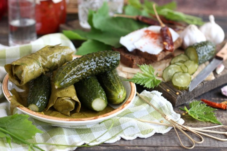 Огурцы в виноградных листья с лимонной кислотой на зиму