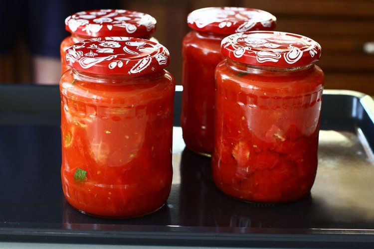 Помидоры кусочками в собственном соку с зеленью