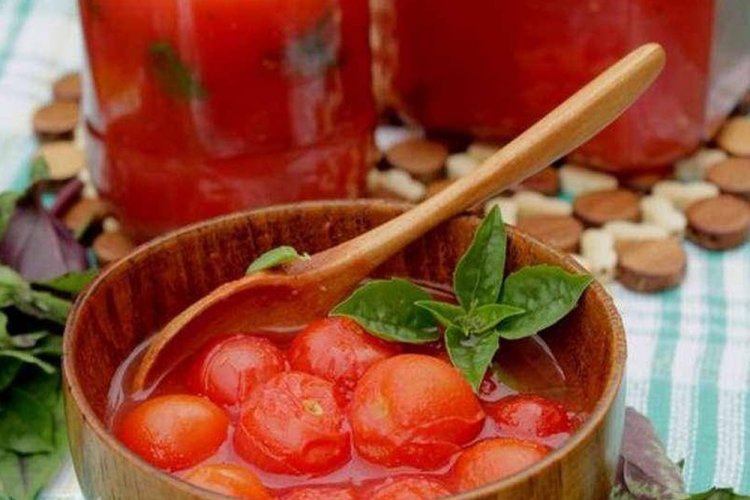 Помидоры в собственном соку с базиликом и кориандром