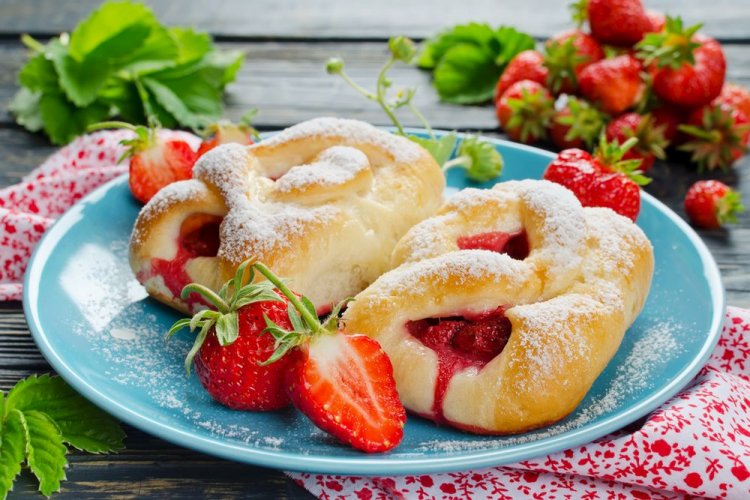 Сдобные пирожки с клубникой