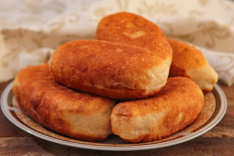 Пирожки на сухих дрожжах и минералке с клубникой