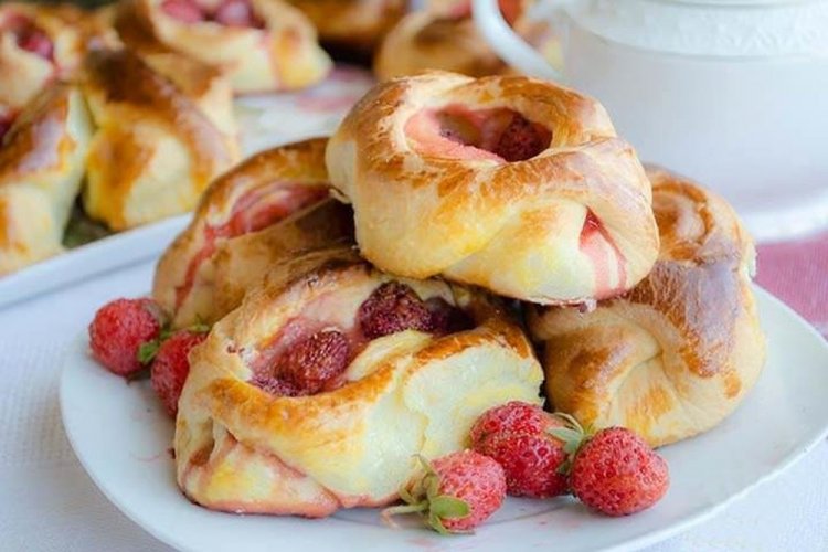 Пирожки на ряженке с клубникой