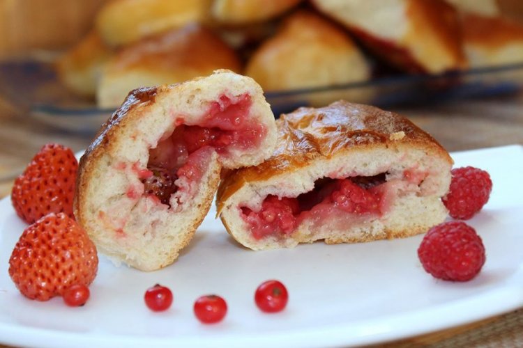 Сдобные пирожки с клубникой и смородиной