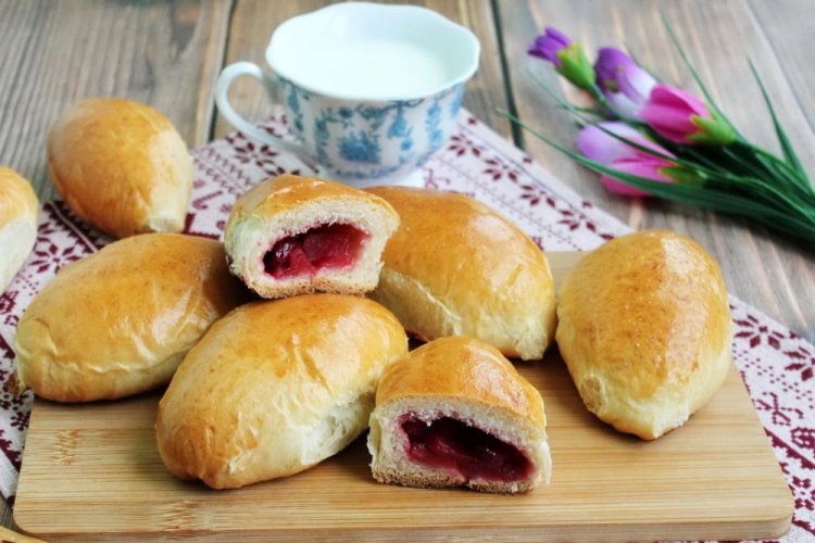 Пирожки с клубникой и черешней в духовке