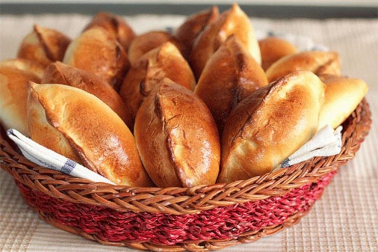 Сдобные пирожки с клубникой и щавелем