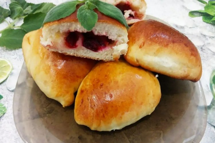 Пирожки с клубникой и сливой в духовке