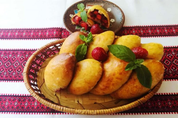 Пирожки на кефире с клубникой