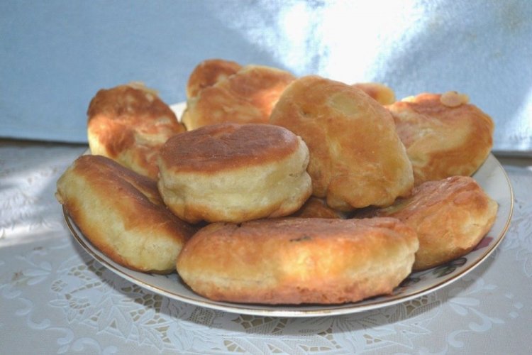 Жареные пирожки с клубникой