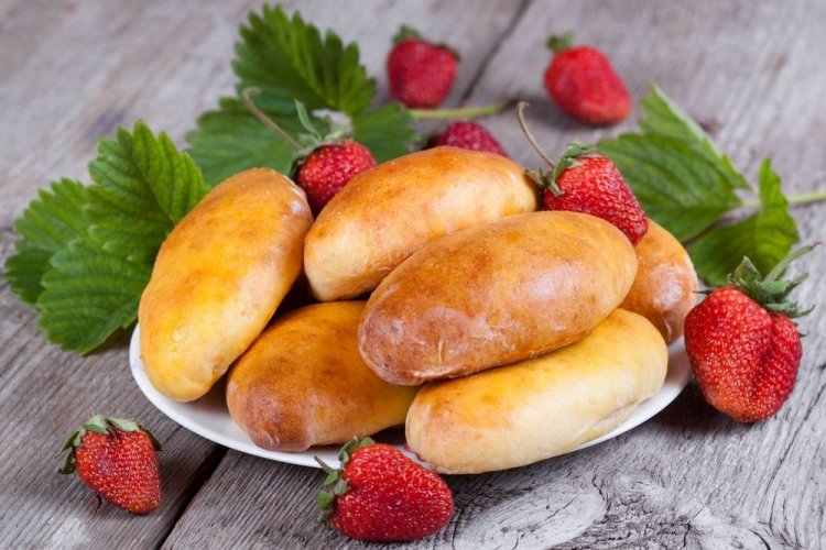 Постные пирожки с клубникой