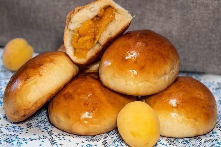 Сдобные пирожки с абрикосами на дрожжах и смальце