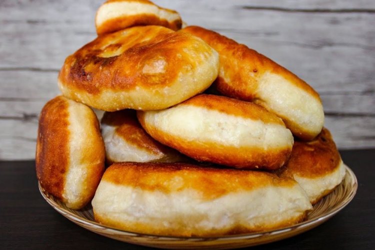 Дрожжевые пирожки с абрикосами и клубникой на сковороде