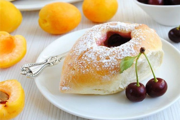 Воздушные пирожки с абрикосами и вишней