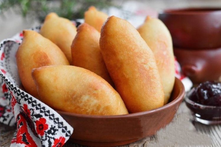 Жареные пирожки с абрикосами на сковороде