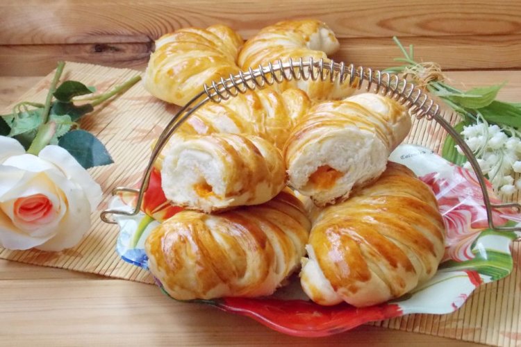 Пирожки с абрикосами на топленом молоке