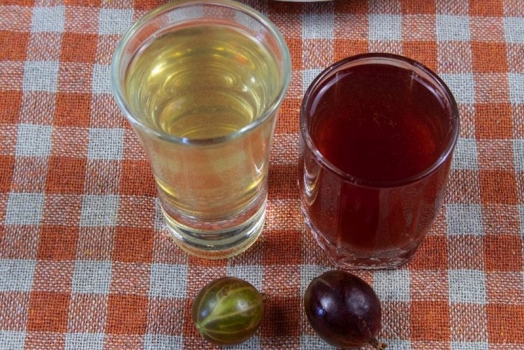 Настойка из крыжовника с листьями смородины