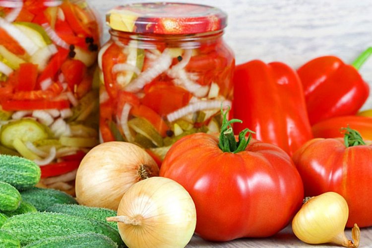Салат из помидоров, огурцов и болгарского перца со стерилизацией