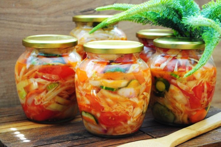 Салат из помидоров, огурцов и капусты на зиму