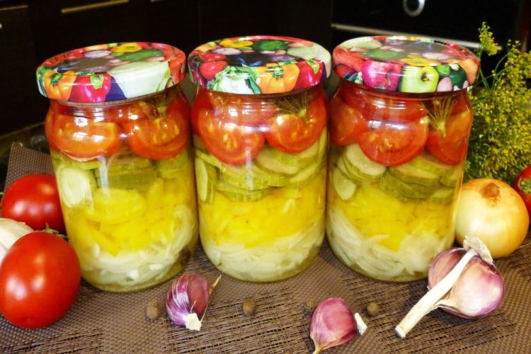 Салат с огурцами, помидорами и сладким перцем слоями