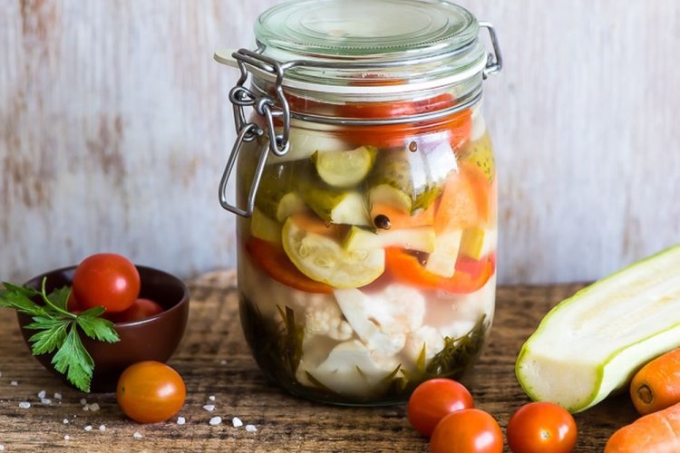 Салат из помидоров, огурцов, цветной капусты и кабачков