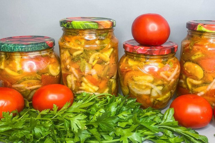 Салат из помидоров и огурцов с горчицей